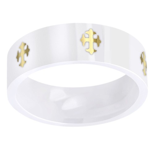 Vue détaillée de la bague en céramique montrant la pureté du blanc et la précision de la gravure laser des croix or