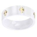 Vue détaillée de la bague en céramique montrant la pureté du blanc et la précision de la gravure laser des croix or