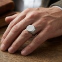 Chevalière à plateau rond portée à l'annulaire d'un homme pour un style masculin, classique et intemporel