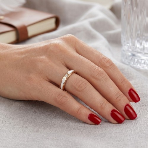 Rose- und Weißgold-Verlobungsring, der die Ring der Frau für einen schicken, nüchterner und sehr weiblichen Stil erreicht