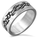 Bague anneau moderne et large pour homme en acier brossé décorée d'une frise noire à motifs tribaux