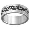 Vue détaillée de la bague en acier montrant le dessin soigné et les courbes gracieuses de la frise tribale noire
