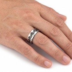 Anello moderno ed ampio anello per uomo in acciaio spazzolato decorato con un fregio nero con motivi tribali 2