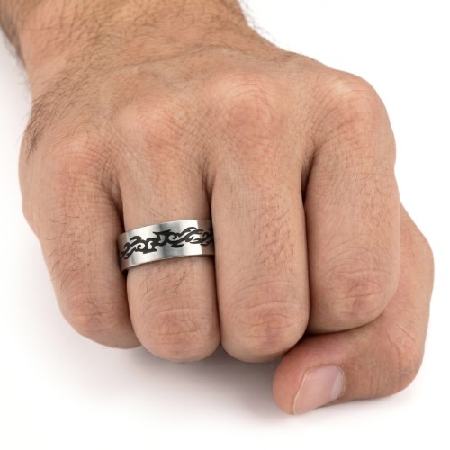 Bague en acier inoxydable brossé à motif tribal de largeur 8mm portée par un homme pour un style moderne