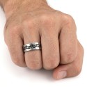 Bague en acier inoxydable brossé à motif tribal de largeur 8mm portée par un homme pour un style moderne