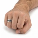 Bague anneau en acier inoxydable brossé avec une frise tribal noire originale portée par un homme pour un style moderne