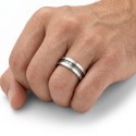 Anello di fidanzamento dell'argento bicolore e dell'uomo del nero dell'uomo del nero Zirconio indossato da un uomo con uno stile