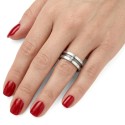 Bicolor- und Schwarzer Silber und schwarzer Stahl-Verlobungsring Set Zirkonium, das von einer Frau mit einem modernen Stil getra