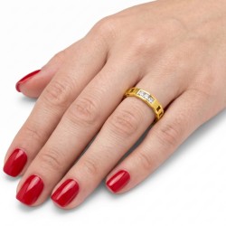 Bague de promesse moderne pour femme en acier doré avec anneau ajouré, sertissage de 3 pierres carrées et option de gravure 2