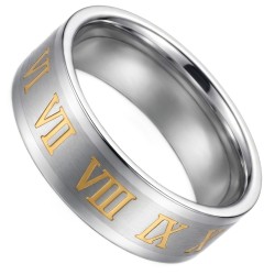 Anillo de acero inoxidable que muestra el contraste entre los números romanos dorados y el centro cepillado mate