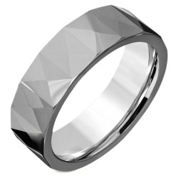 Anello moderno dell'uomo del tungsteno con superficie completamente scolpita con le sfaccettature nei triangoli e nelle piramidi