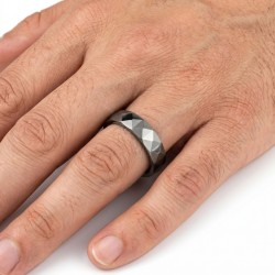 Anello moderno dell'uomo del tungsteno con superficie completamente scolpita con le sfaccettature nei triangoli e nelle piramidi 2