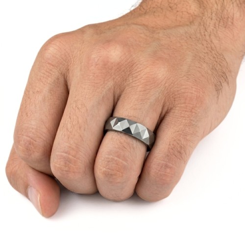 Bague en carbure de tungstène sculptée à facettes moderne portée avec chic par un homme