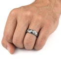 Bague en carbure de tungstène sculptée à facettes moderne portée avec chic par un homme