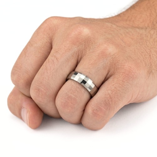 Alianza de tungsteno con las facetas rectangulares modernas de 6 mm levantadas por un hombre para una boda
