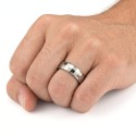 Wolfram-Allianz mit modernen rechteckigen Facetten von 6 mm, die von einem Mann für eine Hochzeit angehoben werden