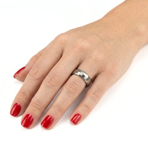 Allanza di tungsteno con moderni sfaccettature rettangolari di 6mm che raggiungono l'Annular da una donna per un matrimonio