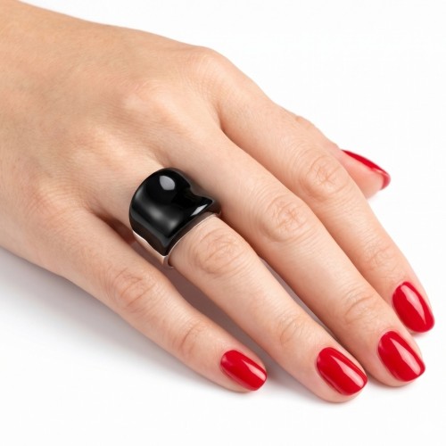 Chevalière femme en acier inoxydable et couverte d'une résine noire pour un style audacieux, moderne et affirmé