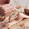 Nahaufnahme auf dem Ring, der die Wärme seines ionisierten rosafarbenen Goldfurniers und seines Widerstands wasserdicht täglich 
