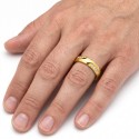 Alliance pour homme en acier doré avec pavé de pierres pour un style affirmé, moderne et minimaliste