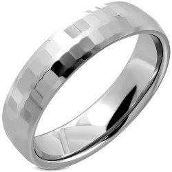 Anillo de alianza moderno y amplio para el hombre en carburo de tungsteno con superficie completamente facetada de pequeños rect