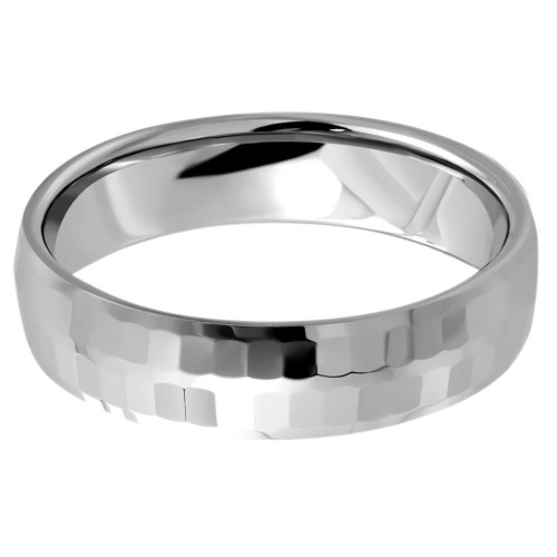 Vue détaillée de la bague en tungstène soulignant les multiples facettes rectangulaires et son polissage miroir permanent
