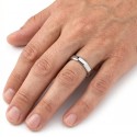Alliance fine en tungstène à facettes rectangulaires de 3mm portée à l'annulaire d'un homme pour un style élégant