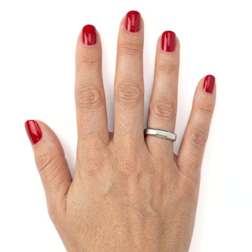Alliance in Tungsten with a fine 3mm rectangular facets reaching the annular of a woman for an elegant style