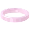Vue détaillée de l'alliance en céramique rose soulignant la finesse des facettes géométriques tracées en filigrane