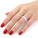 Anello donna alleanza con ceramica rosa sfaccettata per uno stile alla moda, moderno e minimalista