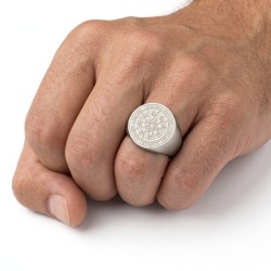 Modern and wide stainless steel men's knob ring with engraved round tray of a nautical compass 2