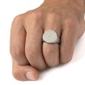 Cavaliere in acciaio inox da uomo con motivo a bussola per uno stile globo-trotter, moderno e pulito
