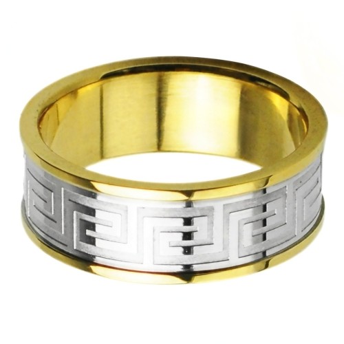 Vue détaillée de la bague montrant le contraste entre la frise en acier mat et brillant et l'éclat des bords arrondis dorés