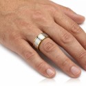 Bague à motif grec portée à l'annulaire d'un homme pour un style géométrique, affirmé et luxueux