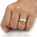 Gros plan de la bague portée à la main d'un homme, mettant en valeur l'éclat du placage or et du bandeau grec