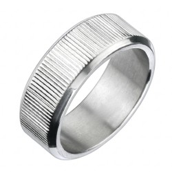 Anillo de anillo moderno y ancho para hombre en titanio de plata con superficie finamente rayada de rayos regulares