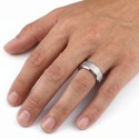 Gros plan de la bague portée à la main d'un homme, mettant en valeur l'éclat captivant des stries argentées sous la lumière