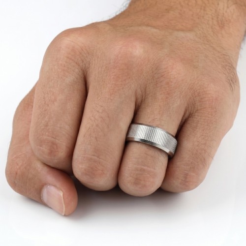 Bague en titane striée portée à l'annulaire d'un homme pour un style viril, élégant et contemporain