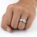 Anello in titanio striato all'Annular di un uomo per uno stile virile, elegante e contemporaneo