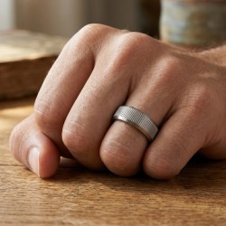 Modern and wide ring ring for man in silver titanium with finely streaked surface of regular rays 2