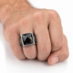 Anillo de pendiente moderno y amplio para el hombre en acero quirúrgico con gran piedra negra negra y flancos tallados 2
