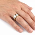 Alleanze a due colori in acciaio su dita per simboleggiare un'unione con uno stile contemporaneo ed elegante