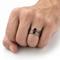 Primo piano dell'anello scritto a mano di un uomo, evidenziando le sfumature di nastro marrone e brillantezza in acciaio