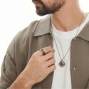 Bague acier avec effet bois portée par un homme pour un style moderne, classe et minimaliste