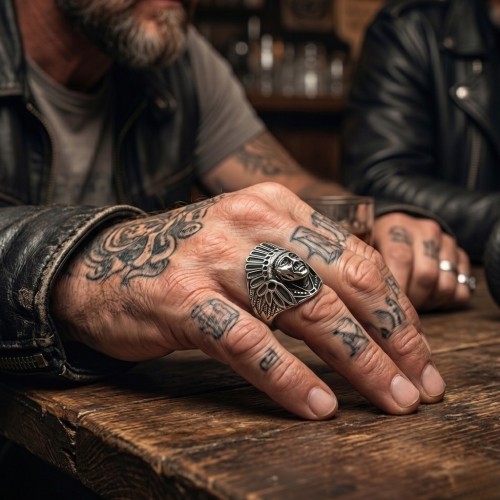 Schnappen Sie den indischen Kopf mit dem Index oder dem Mittelfinger eines Mannes für einen Biker-Stil, Rebellen und bestätigt