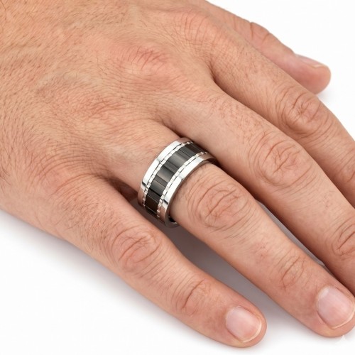 Anello rotante che raggiunge l'anulare di un uomo per uno stile maschio, originale e così quotidiano