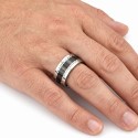 Anello rotante che raggiunge l'anulare di un uomo per uno stile maschio, originale e così quotidiano