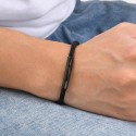 Pulsera de cuerda de nylon de 4 mm llevada en la muñeca de un hombre para un estilo informal, discreto y minimalista