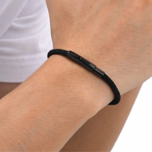 Illustration de la souplesse et de la légèreté de la corde en nylon tressé noir pour un confort quotidien absolu
