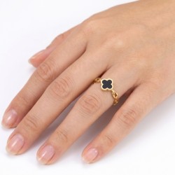 Moderne Frau mit goldener Frau aus Edelstahl mit einem Marine-Mesh-Ring und einem schwarzen Klee-Muster 2